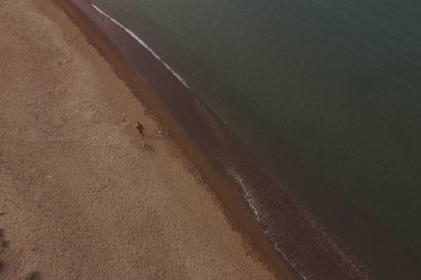 Kourouta, Amaliada, Yunanistan 'ın 24 Ağustos 2023 tarihli kumlu plajı.