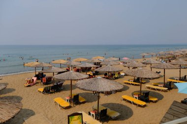 23 Ağustos 2023 'te Yunanistan' ın Kourouta plajındaki Şemsiye ve Sunbed setleri.