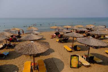 23 Ağustos 2023 'te Yunanistan' ın Kourouta plajındaki Şemsiye ve Sunbed setleri.