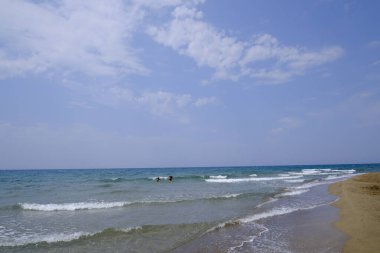 26 Ağustos 2023 'te Yunanistan' ın kumlu Zacharo plajında güneşlenirler.