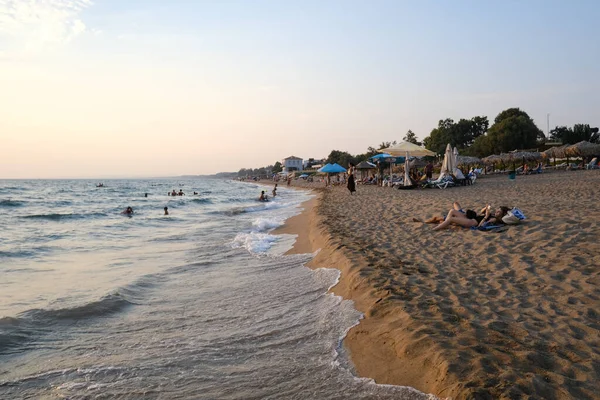 Купальники Охолоджуються Піщаному Пляжі Курута Амалія Греція Серпня 2023 Року — стокове фото