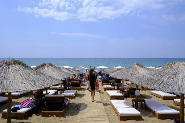 Leżaki Parasole Barze Przy Plaży Piaszczystej Plaży Zacharo Grecji Sierpnia — Zdjęcie stockowe