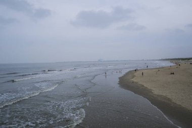 İnsanlar 17 Eylül 2023 'te Blankenberge, Belçika sahilinin tadını çıkarıyorlar.