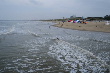İnsanlar 17 Eylül 2023 'te Blankenberge, Belçika sahillerinde sörf yapıyor..