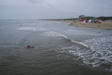 İnsanlar 17 Eylül 2023 'te Blankenberge, Belçika sahillerinde sörf yapıyor..