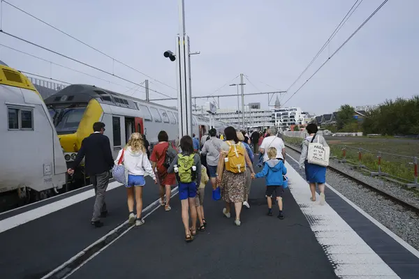 Pasażerowie Przechadzają Się Peronie Przybyciu Pociągu Stacji Kolejowej Blankenberge Belgii — Zdjęcie stockowe