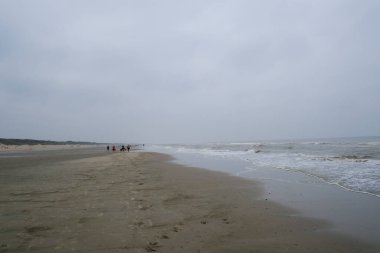 De Haan, Belçika 'nın kumlu plajının genel manzarası 17 Eylül 2023. 