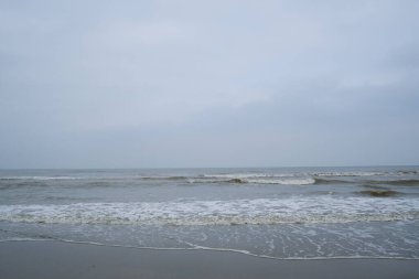 De Haan, Belçika 'nın kumlu plajının genel manzarası 17 Eylül 2023. 