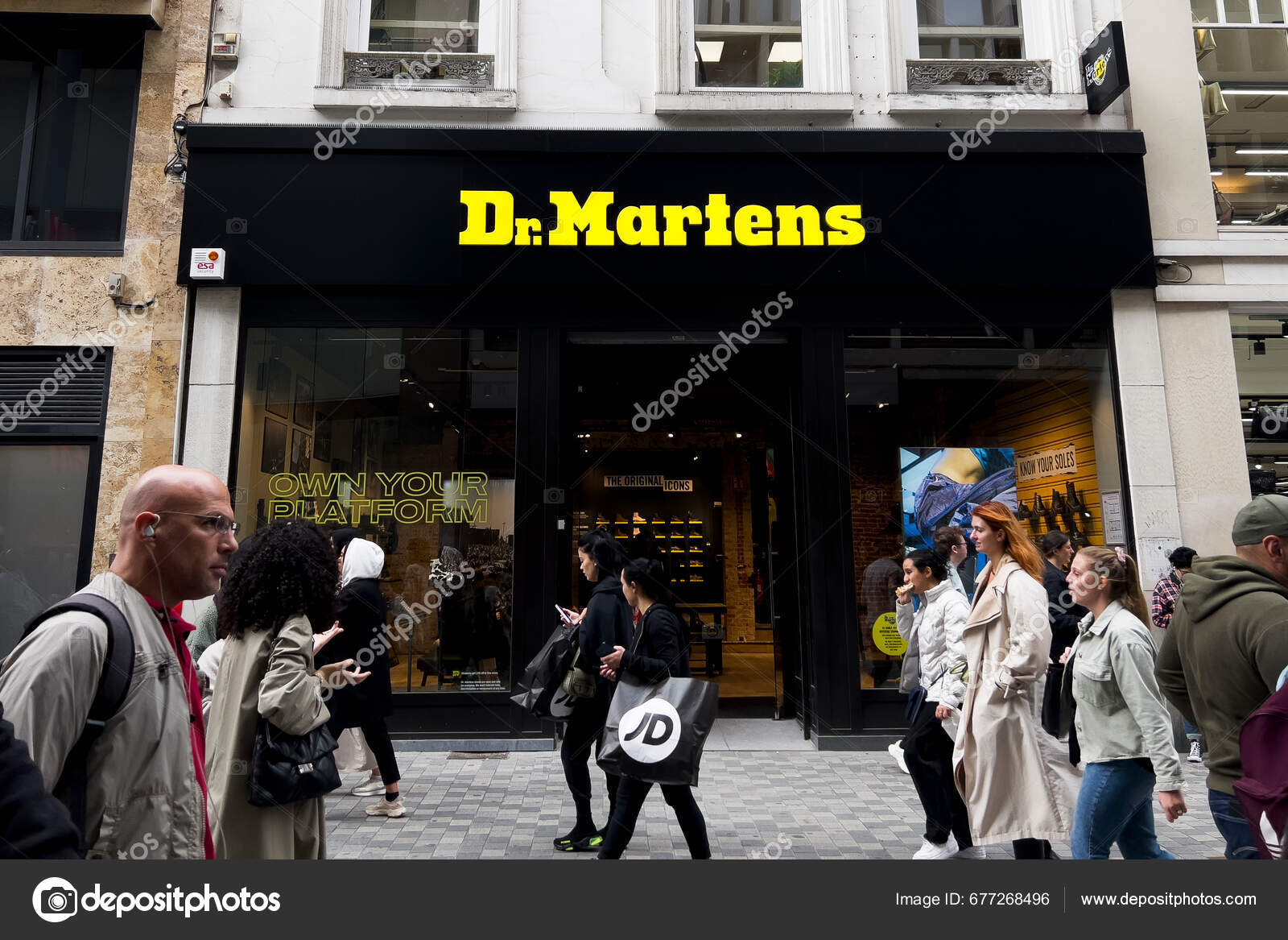 People Walk Martens Store Central Brussels Belgium September 2023 – Stock  Editorial Photo © Ale_Mi #677268496