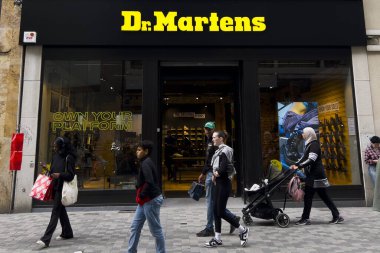 İnsanlar 22 Eylül 2023 'te Brüksel, Belçika' daki Dr. Martens mağazasının önünden geçtiler..