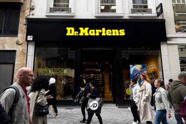 İnsanlar 22 Eylül 2023 'te Brüksel, Belçika' daki Dr. Martens mağazasının önünden geçtiler..