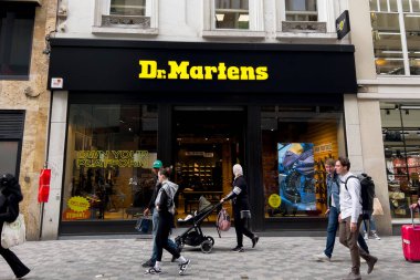 İnsanlar 22 Eylül 2023 'te Brüksel, Belçika' daki Dr. Martens mağazasının önünden geçtiler..