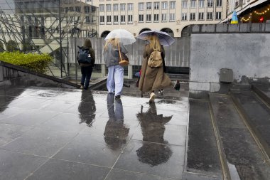 22 Eylül 2023 'te Belçika' da yağış sırasında Brüksel 'in merkezinde yürüyen yayalar.