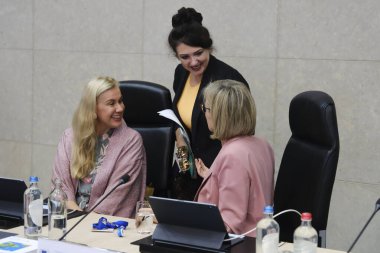 AB Komiseri Mairead McGuinness, 27 Eylül 2023 'te Brüksel, Belçika' daki haftalık Avrupa Komisyonu toplantısına katılmak üzere geliyor.