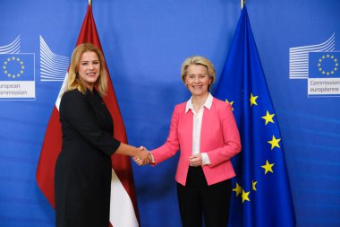 Avrupa Komisyonu Başkanı Ursula von der LEYEN (R), 27 Eylül 2023 tarihinde Belçika 'nın Brüksel kentinde gerçekleşen görüşme öncesinde Letonya Başbakanı Evika SILINA' yı (L) karşıladı..