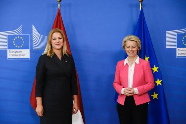 Avrupa Komisyonu Başkanı Ursula von der LEYEN (R), 27 Eylül 2023 tarihinde Belçika 'nın Brüksel kentinde gerçekleşen görüşme öncesinde Letonya Başbakanı Evika SILINA' yı (L) karşıladı..