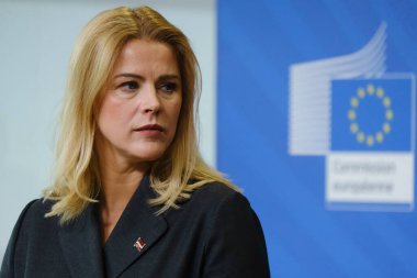 Avrupa Komisyonu Başkanı Ursula von der LEYEN ve Letonya Başbakanı Evika SILINA tarafından 27 Eylül 2023 'te Brüksel, Belçika' da yapılan basın açıklaması.