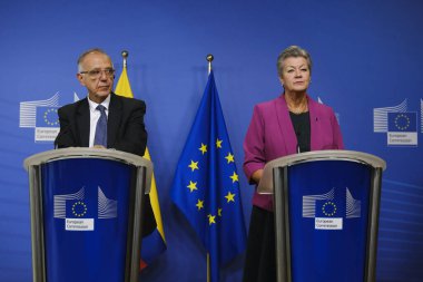 AB Komiseri Ylva Johansson ve Kolombiya Milli Savunma Bakanı Ivan Velasquez 29 Eylül 2023 'te Brüksel, Belçika' da AB-Kolombiya Uyuşturucu Diyaloğu için ortak bir basın toplantısı düzenlediler..