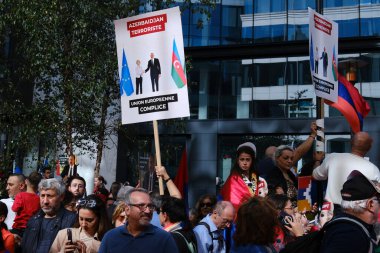 1 Ekim 2023 'te Brüksel, Belçika' da Ermenileri desteklemek amacıyla düzenlenen bir gösteri sırasında protestocular pankartlar taşıyarak Ermeni bayrakları salladılar.. 