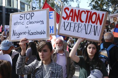 1 Ekim 2023 'te Brüksel, Belçika' da Ermenileri desteklemek amacıyla düzenlenen bir gösteri sırasında protestocular pankartlar taşıyarak Ermeni bayrakları salladılar.. 