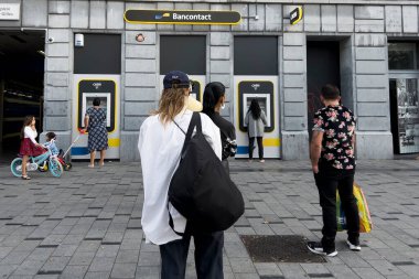 30 Eylül 2023 'te Belçika' da Brüksel, Belçika 'daki banka şubesinin önünde elektronik ödemelerin pazar lideri olan Bancontact' ın ATM 'sinde kuyruğa girenler var..