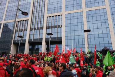 Ticaret sendikası ve sivil toplum örgütü üyeleri, 5 Ekim 2023 'te Belçika' nın Brüksel kentinde düzenlenen protesto yasağı konulu federal hükümetin yasa tasarısını protesto etmek üzere toplandıkları sırada pankart taşıyorlar..