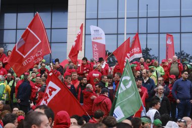 Ticaret sendikası ve sivil toplum örgütü üyeleri, 5 Ekim 2023 'te Belçika' nın Brüksel kentinde düzenlenen protesto yasağı konulu federal hükümetin yasa tasarısını protesto etmek üzere toplandıkları sırada pankart taşıyorlar..