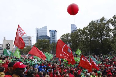 Ticaret sendikası ve sivil toplum örgütü üyeleri, 5 Ekim 2023 'te Belçika' nın Brüksel kentinde düzenlenen protesto yasağı konulu federal hükümetin yasa tasarısını protesto etmek üzere toplandıkları sırada pankart taşıyorlar..