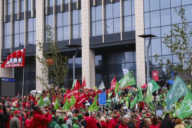 Ticaret sendikası ve sivil toplum örgütü üyeleri, 5 Ekim 2023 'te Belçika' nın Brüksel kentinde düzenlenen protesto yasağı konulu federal hükümetin yasa tasarısını protesto etmek üzere toplandıkları sırada pankart taşıyorlar..