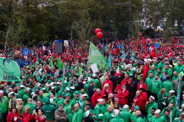 Ticaret sendikası ve sivil toplum örgütü üyeleri, 5 Ekim 2023 'te Belçika' nın Brüksel kentinde düzenlenen protesto yasağı konulu federal hükümetin yasa tasarısını protesto etmek üzere toplandıkları sırada pankart taşıyorlar..