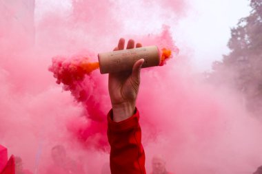 5 Ekim 2023 'te Belçika' nın Brüksel kentinde düzenlenen protesto yasağı yasa tasarısına karşı gösteri yapmak için toplanan insanlar fişekleri yakıyor..