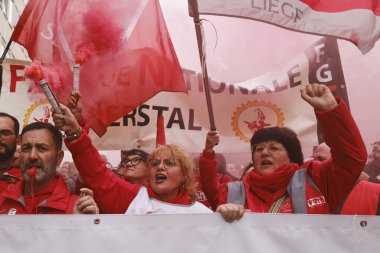5 Ekim 2023 'te Belçika' nın Brüksel kentinde düzenlenen protesto yasağı yasa tasarısına karşı gösteri yapmak için toplanan insanlar fişekleri yakıyor..
