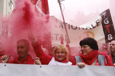 5 Ekim 2023 'te Belçika' nın Brüksel kentinde düzenlenen protesto yasağı yasa tasarısına karşı gösteri yapmak için toplanan insanlar fişekleri yakıyor..