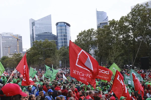 Ticaret sendikası ve sivil toplum örgütü üyeleri, 5 Ekim 2023 'te Belçika' nın Brüksel kentinde düzenlenen protesto yasağı konulu federal hükümetin yasa tasarısını protesto etmek üzere toplandıkları sırada pankart taşıyorlar..