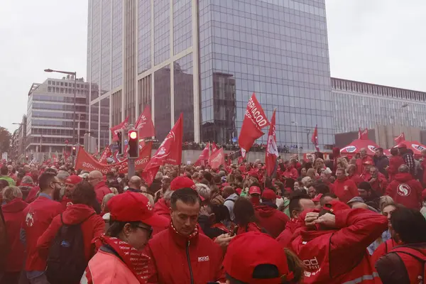 Ticaret sendikası ve sivil toplum örgütü üyeleri, 5 Ekim 2023 'te Belçika' nın Brüksel kentinde düzenlenen protesto yasağı konulu federal hükümetin yasa tasarısını protesto etmek üzere toplandıkları sırada pankart taşıyorlar..