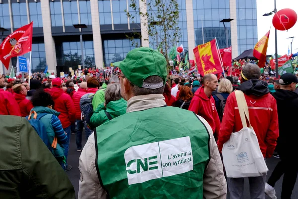 Ticaret sendikası ve sivil toplum örgütü üyeleri, 5 Ekim 2023 'te Belçika' nın Brüksel kentinde düzenlenen protesto yasağı konulu federal hükümetin yasa tasarısını protesto etmek üzere toplandıkları sırada pankart taşıyorlar..