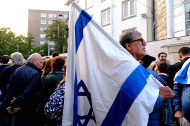 İsrail ve Hamas arasında 9 Ekim 2023 'te Brüksel, Belçika' da yaşanan çatışmayı protesto eden bir destekçi İsrail bayrağı taşıyor.