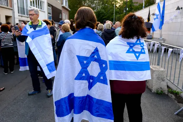 Støttespiller Holder Israelsk Flagg Protest Mot Konflikten Mellom Israel Hamas royaltyfrie gratis stockbilder