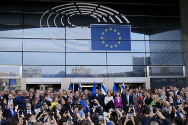 AB Parlamentosu Başkanı Roberta Metsola, AB Komisyonu Başkanı Ursula von der Leyen, AB Konseyi Başkanı Charles Michel, İsrail 'deki Terör Saldırıları Mağdurlarının Dayanışması Hakkında Avrupa Parlamentosu Solemn Anında. Brüksel, Belçika 