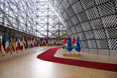 7 Kasım 2023 'te Brüksel, Belçika' daki Avrupa Karargahında Ürdün ve AB bayrakları duruyor.