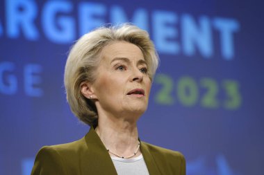 Avrupa Komisyonu Başkanı Ursula von der Leyen ve Avrupa Komşuluk ve Genişlemeden Sorumlu Komisyon Üyesi Oliver Varhelyi 8 Kasım 2023 'te Brüksel, Belçika' da basın toplantısı düzenlediler..