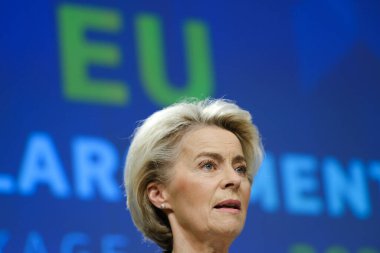 Avrupa Komisyonu Başkanı Ursula von der Leyen ve Avrupa Komşuluk ve Genişlemeden Sorumlu Komisyon Üyesi Oliver Varhelyi 8 Kasım 2023 'te Brüksel, Belçika' da basın toplantısı düzenlediler..