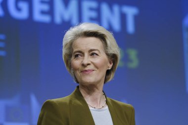 Avrupa Komisyonu Başkanı Ursula von der Leyen ve Avrupa Komşuluk ve Genişlemeden Sorumlu Komisyon Üyesi Oliver Varhelyi 8 Kasım 2023 'te Brüksel, Belçika' da basın toplantısı düzenlediler..