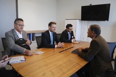 SYRIZA lideri Stefanos Kasselakis MEP Juan Fernando Lopez Aguilar ile 8 Kasım 2023 'te Brüksel' de bir araya geldi..