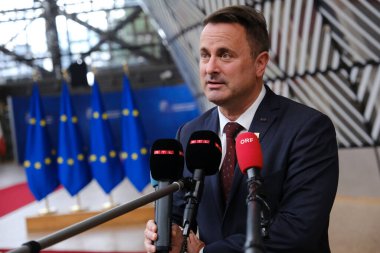 Lüksemburg Başbakanı Xavier Bettel AB Zirvesi için 27 Ekim 2023 'te Brüksel, Belçika' daki AB genel merkezine geldi..