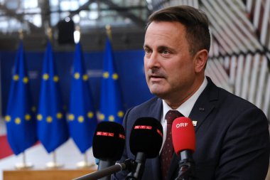 Lüksemburg Başbakanı Xavier Bettel AB Zirvesi için 27 Ekim 2023 'te Brüksel, Belçika' daki AB genel merkezine geldi..