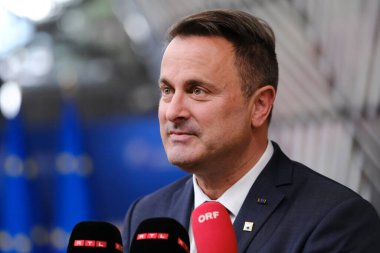 Lüksemburg Başbakanı Xavier Bettel AB Zirvesi için 27 Ekim 2023 'te Brüksel, Belçika' daki AB genel merkezine geldi..