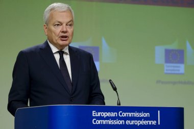 Avrupa Komisyonu Üyeleri Didier REYNDERS ve Adina VALEAN 'ın 29 Kasım 2023' te Brüksel, Belçika 'da Yolcu Hareket Paketi konulu basın toplantısı.