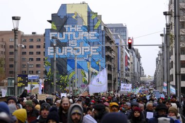 İnsanlar, COP28 'in 3 Aralık 2023' te Brüksel, Belçika 'da Dubai' de düzenlenen bir iklim protestosuna katılıyor..