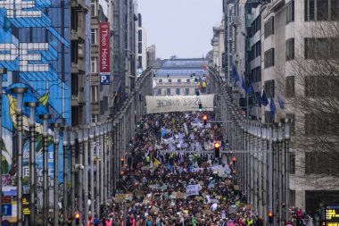 İnsanlar, COP28 'in 3 Aralık 2023' te Brüksel, Belçika 'da Dubai' de düzenlenen bir iklim protestosuna katılıyor..